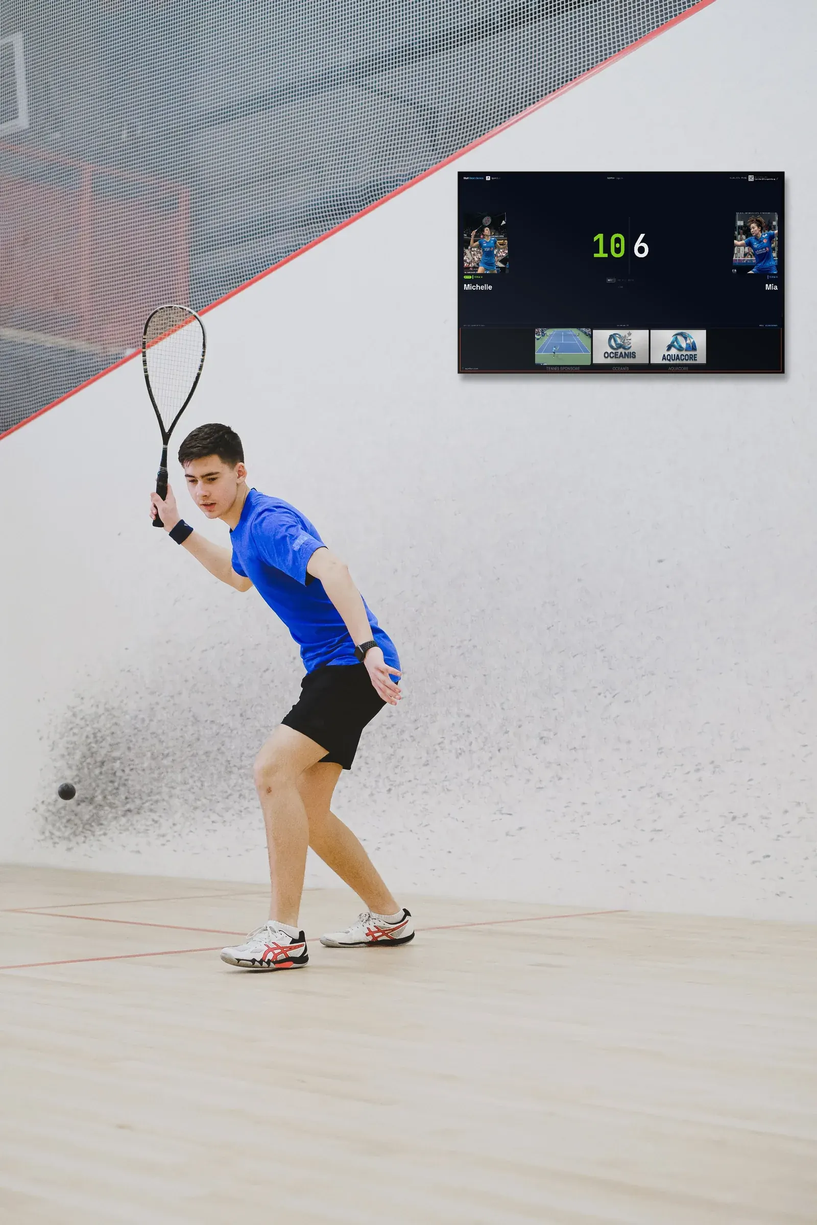 Jugador de squash golpeando de revés con un marcador Multi Score Screen en la pared
